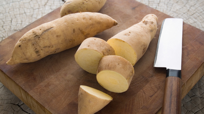 Whole white yam and slices