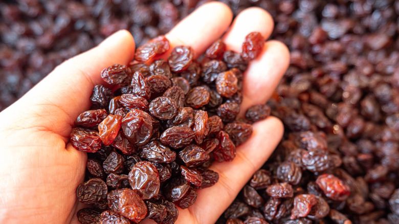 handful of raisins