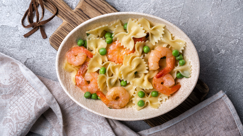 Pasta with peas and prawns