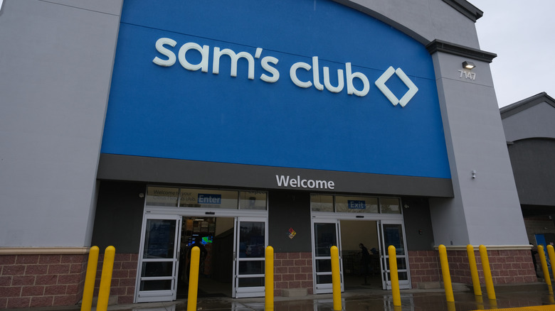 Sams Club entrance as seen from the outside