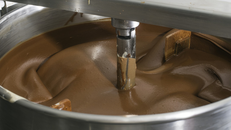 Machine for mixing chocolate