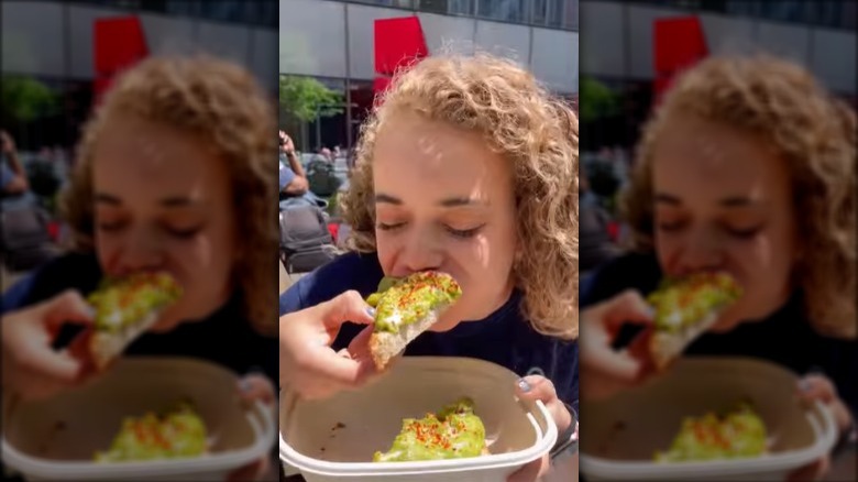 女性はアボカデリアからアボカド トーストを食べる