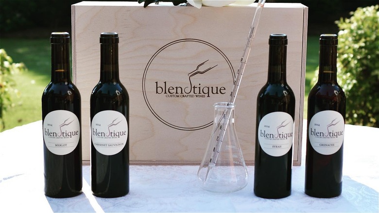 blendtique wooden kit with red wine flask pipette