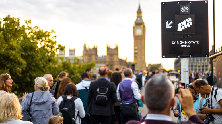 people queueing to mourn queen