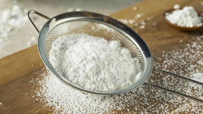 Mesh strainer with confectioners' sugar