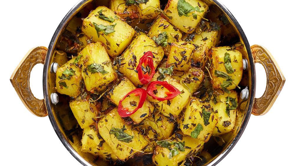 En skål aloo methi
