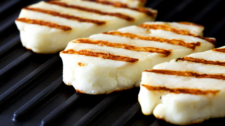 Grilled halloumi cheese slices