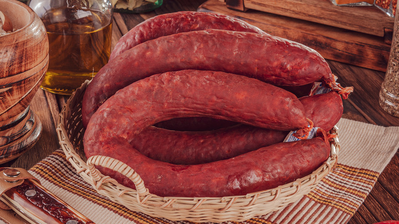 Linguiça in basket