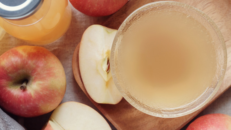 Apple cider vinegar and apples