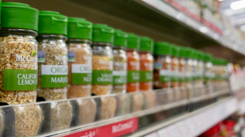 Kruidenflessen met groene dop in de winkel