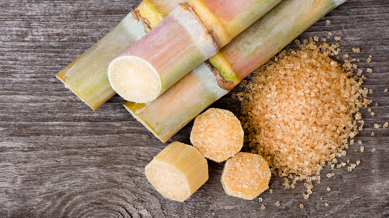 Sucanat crystals with sugarcane