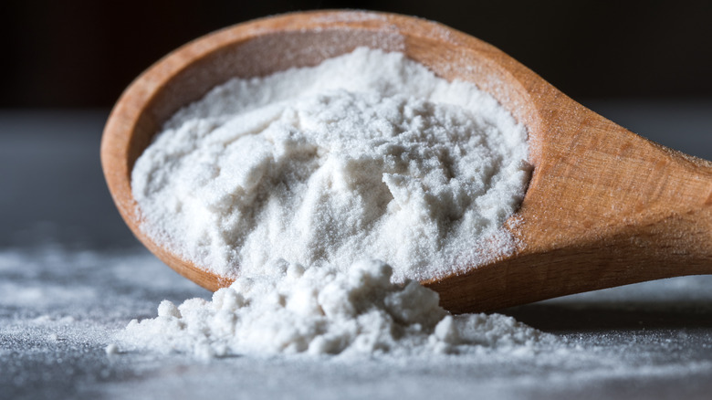 Arrowroot in a wooden spoon on a table