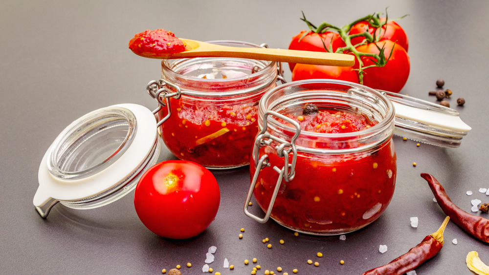 tomato jam in a jar