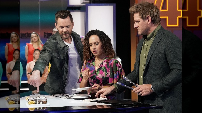 Joel McHale, Yolanda Gampp, and Curtis Stone trying a dish