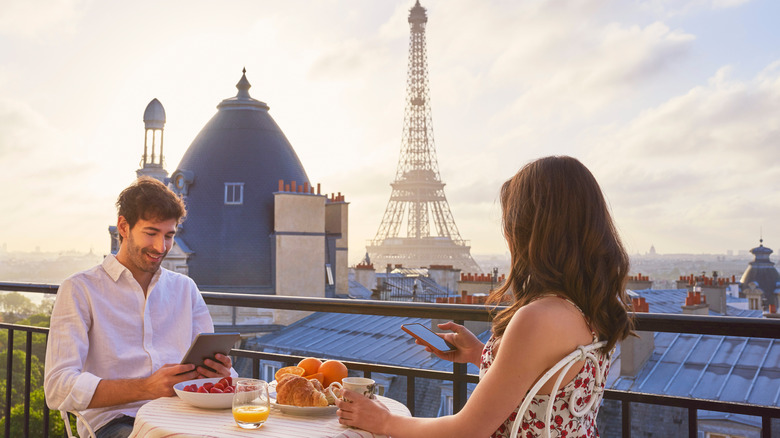 couple eating near Eiffel Tower