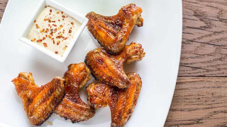 Chicken wings with white sauce