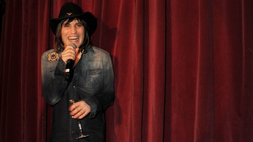 Noel Fielding performing