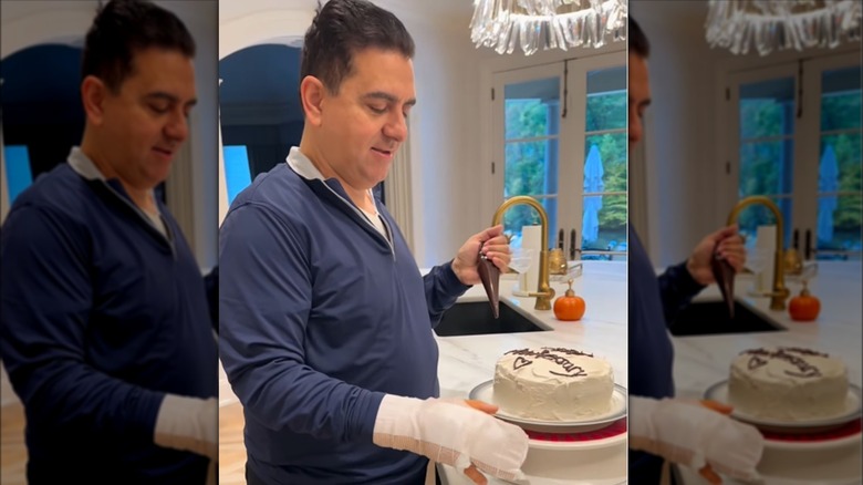 Buddy Valastro decorating with hand bandaged