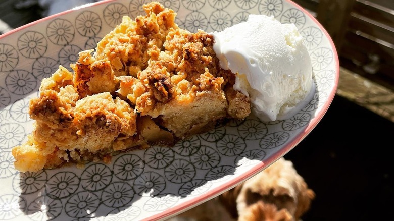 Äppelsmulpaj with vanilla ice cream
