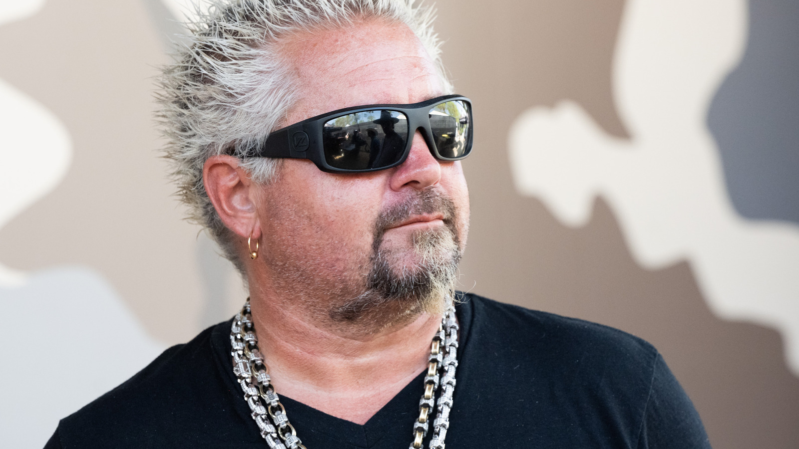 <a href="https://www.mashed.com/1759346/cameras-dont-show-guy-fieri/" target="_blank">What The Cameras Don’t Show Us About Guy Fieri</a>
