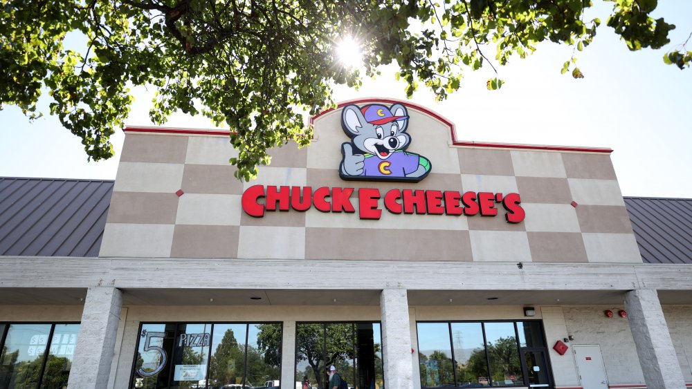 Chuck E Cheese signage