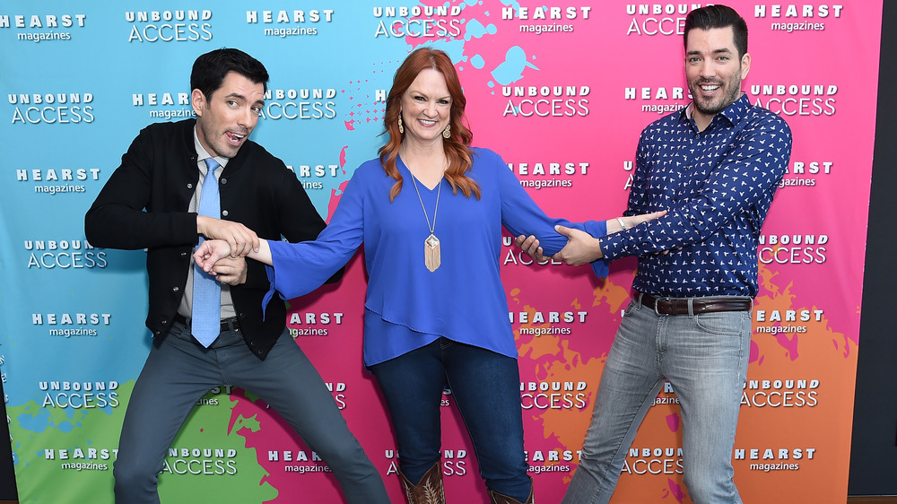 Ree Drummond flanked by Property Brothers