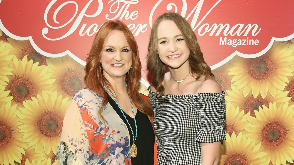 Ree Drummond posing with her daughter, Paige