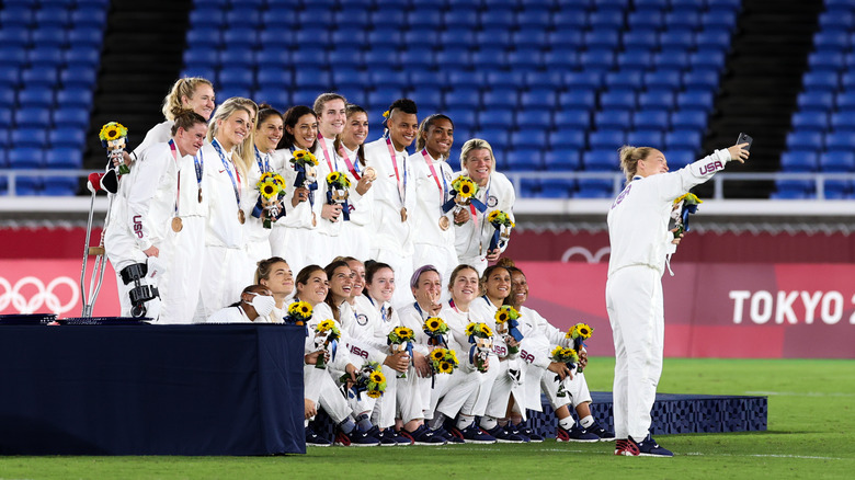 USWNT with soccer bronze medals