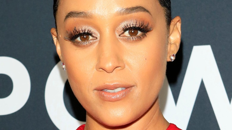 tia mowry with false eyelashes