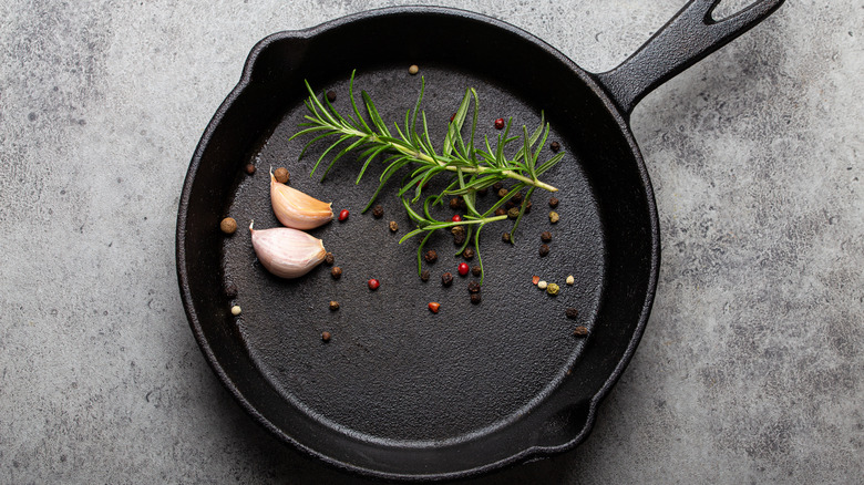 Cast iron pan with garlic