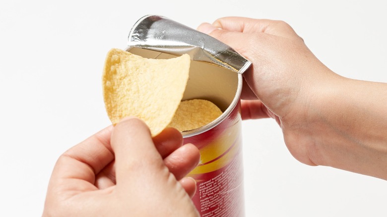 hand grabbing pringles chip