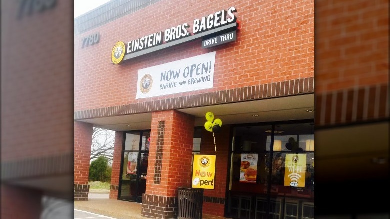   Bagian depan toko Einstein Bros Bagel