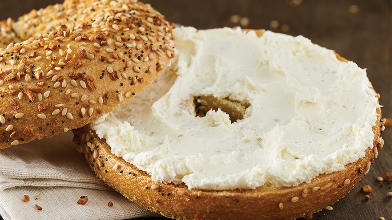   Bagel de queso crema Einstein Bros.