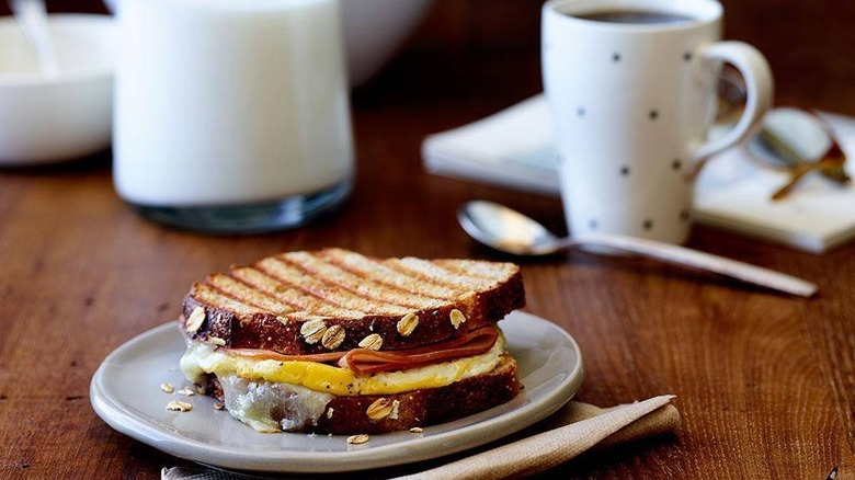   Sándwich de panera para el desayuno