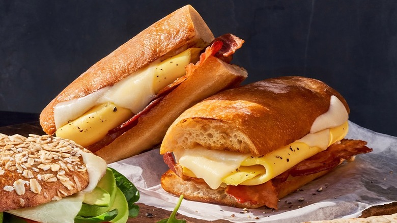   Sándwiches de panera para el desayuno