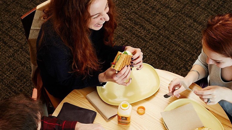   Gente cenando en Panera Bread