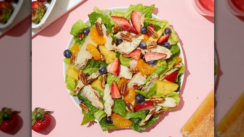   Ensalada de frutas y pollo panera