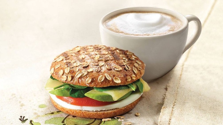   Panera morgenmadssandwich og kaffe