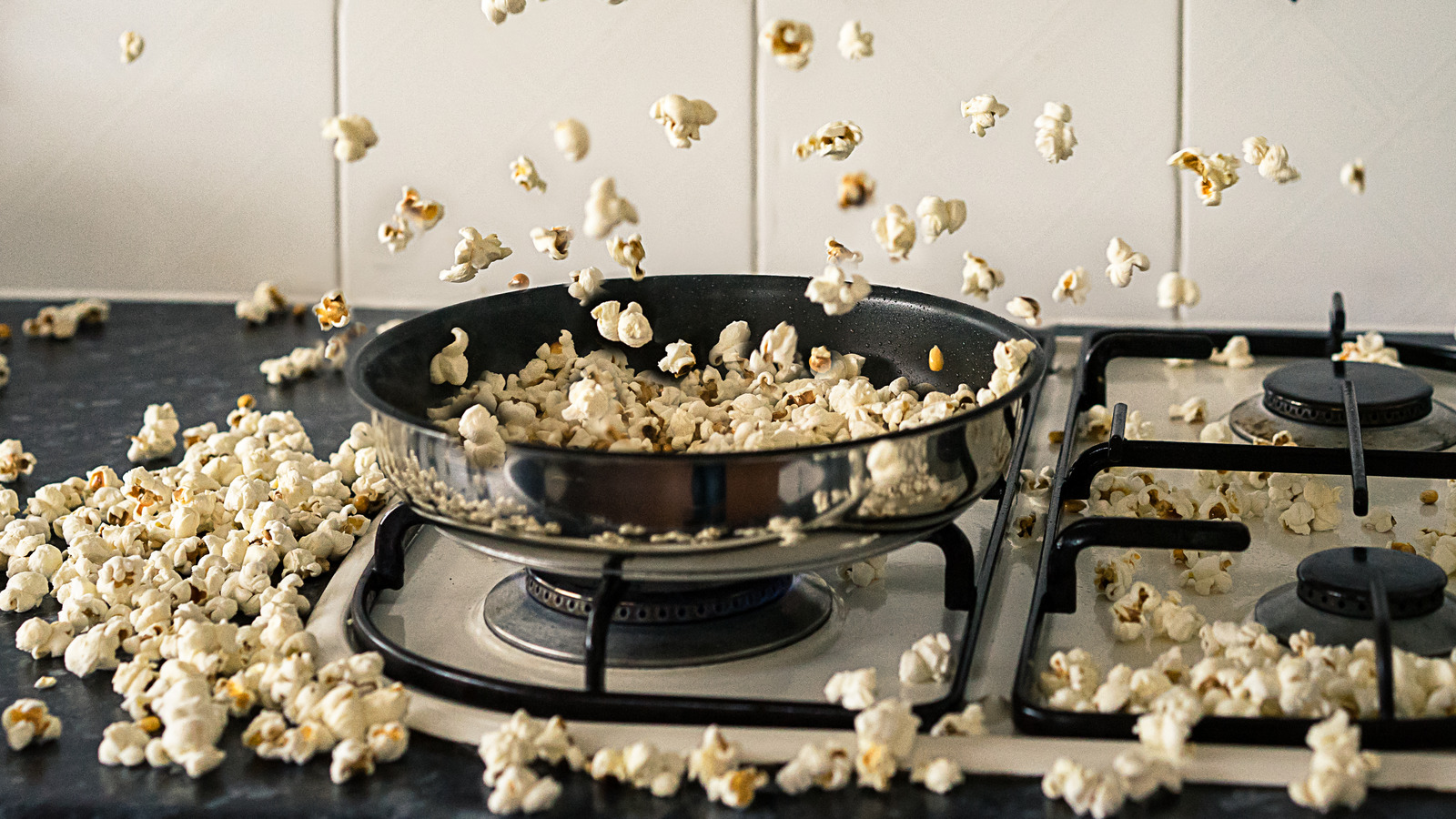 How to Make Popcorn On the Stove 