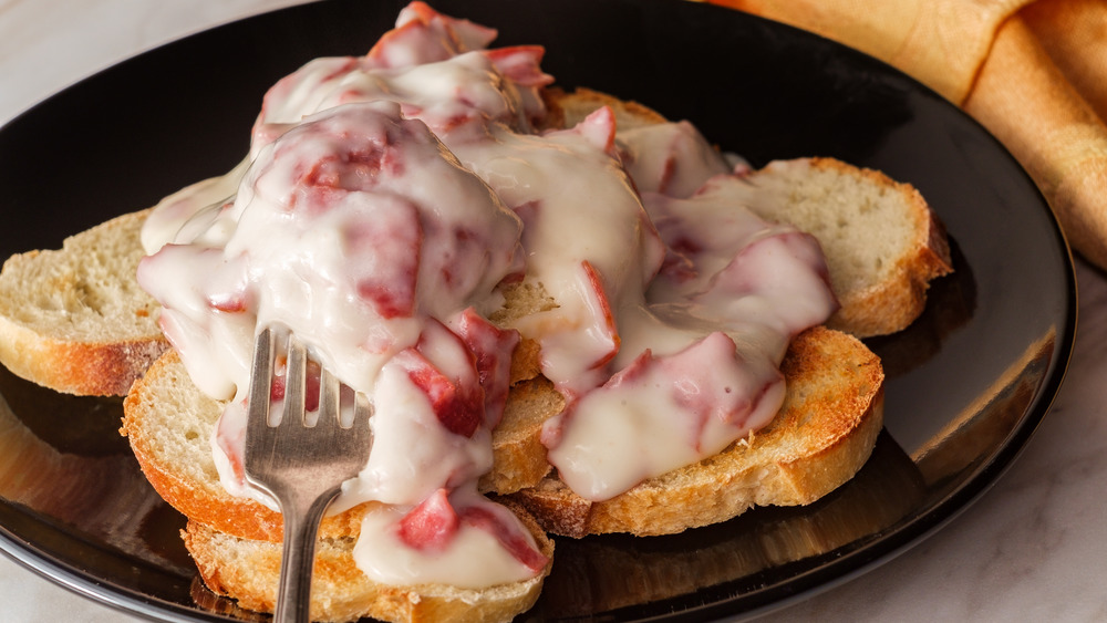 Creamed chipped beef on toast