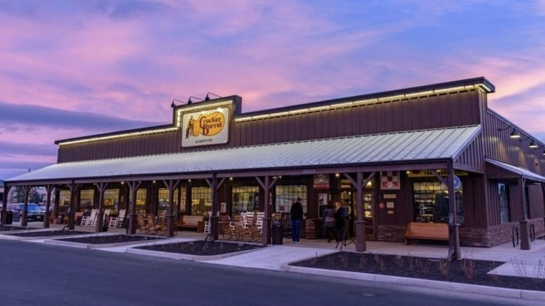 Cracker Barrel restaurant exterior