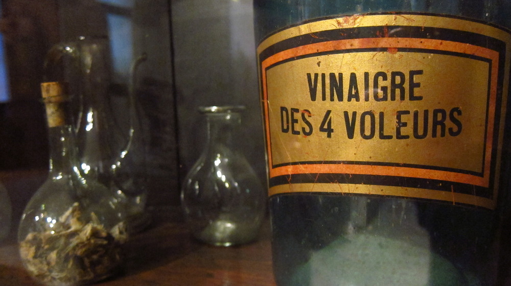 A bottle for "Four Thief Vinegar" (or "Vinegar of the Four Thieves") at the Paul-Dupuy museum