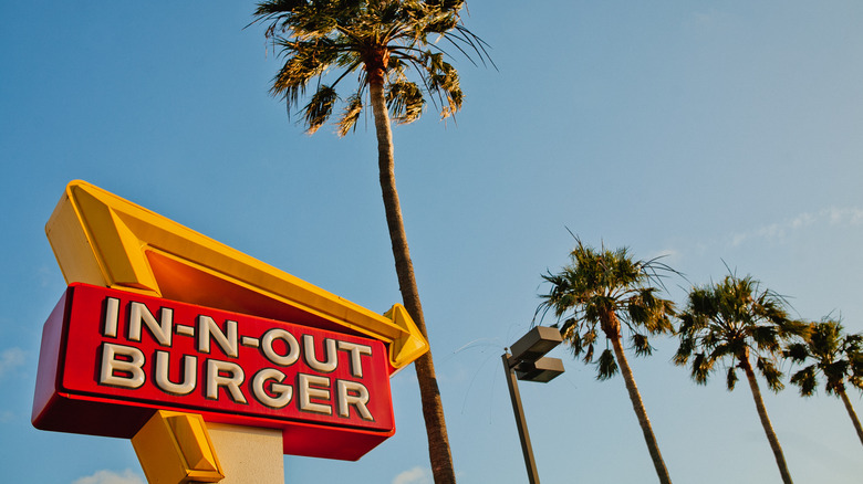 In-N-Out exterior sign