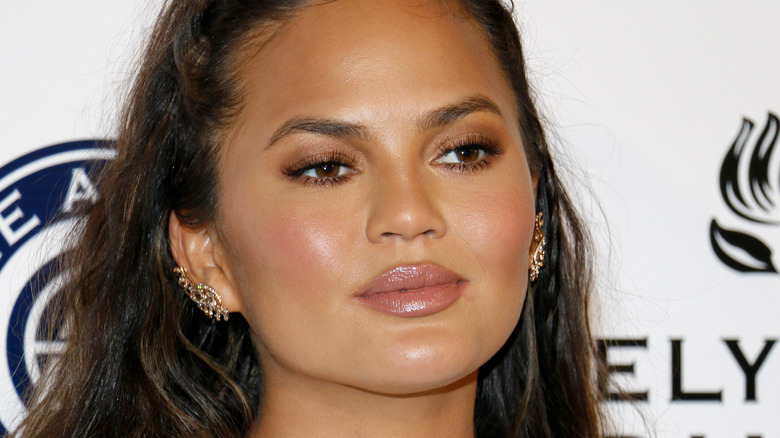 Chrissy Teigen with neutral make up 