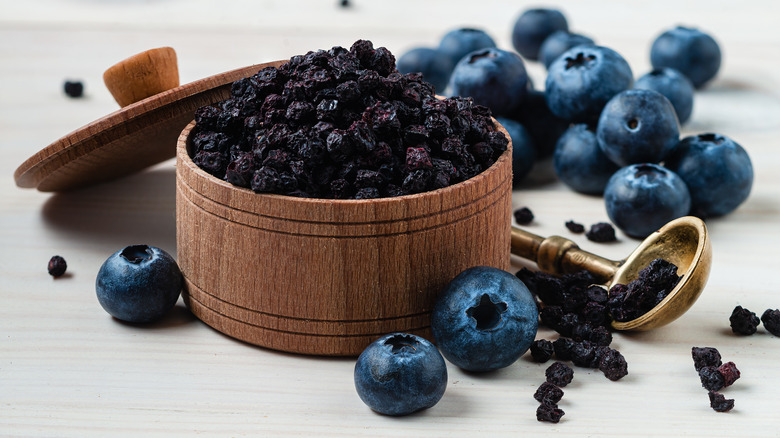 Fresh and freeze dried blueberries