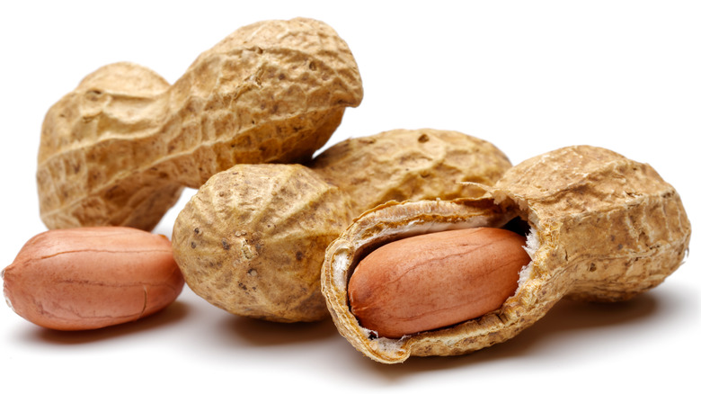Peanuts in shells