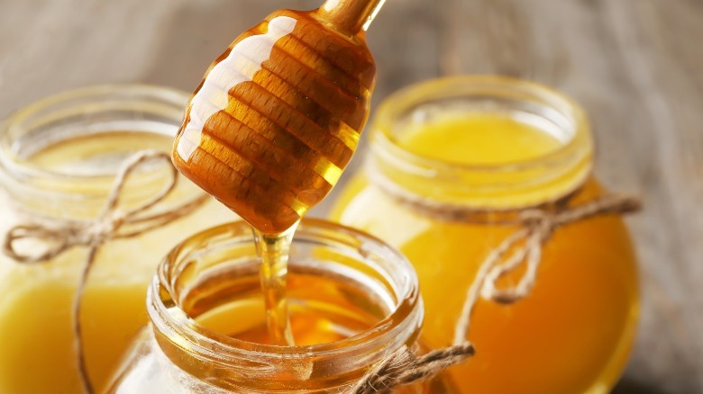 honey dipper and jars