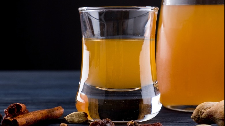 glass of mead spices