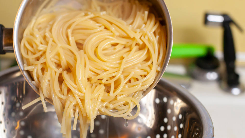 Draining spaghetti into colander