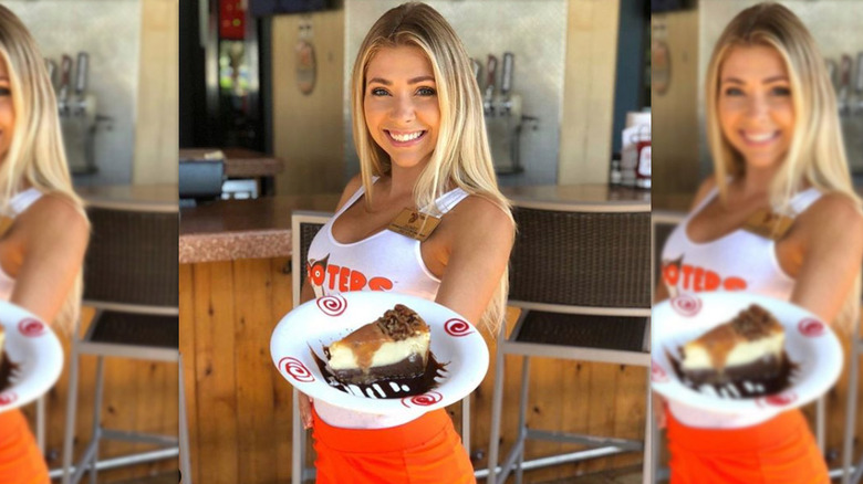 hooters cheesecake